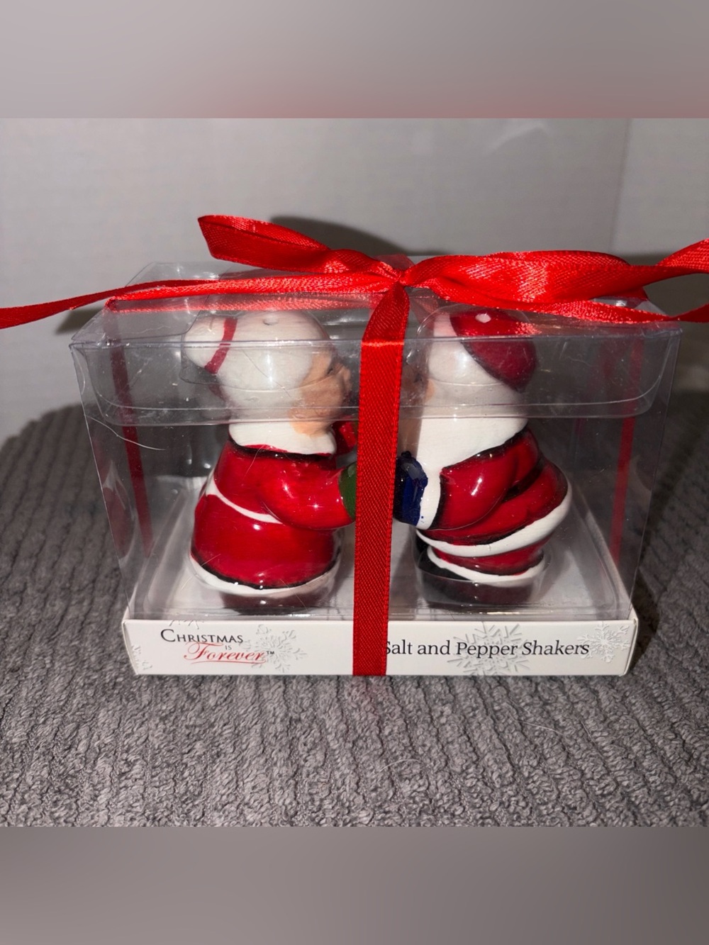 Kissing Santa And Mrs Claus Salt And Pepper Shakers Magnetic
